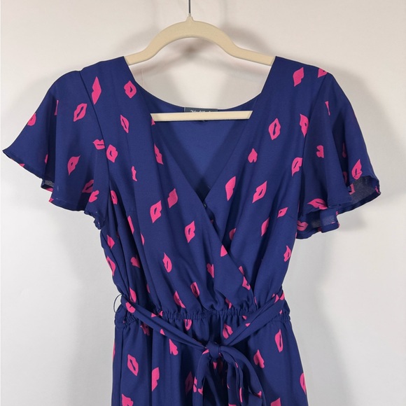 ModCloth Fits of Bliss Flutter Sleeve Dress Womens Medium Lipstick Print Flirty - Picture 3 of 15